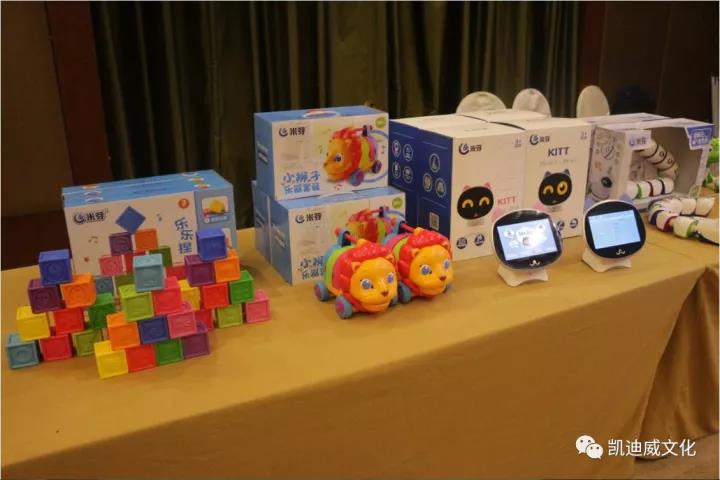 跟随着2017年中国上海玩具展的步伐，10月19日下午，由凯迪威主办的小猪佩奇新品发布会在上海世纪皇冠假日酒店隆重举行。发布会上，凯迪威正式发布了小猪佩奇正版授权场景类益智玩具系列，吸引了近百名来自全国各地的玩具经销商客户莅临。经销商客户们对小猪佩奇新品十分青睐，现场对小猪佩奇新品进行详细地产品咨询并下达订单，场面十分火爆，小猪佩奇的魅力不可抵挡！